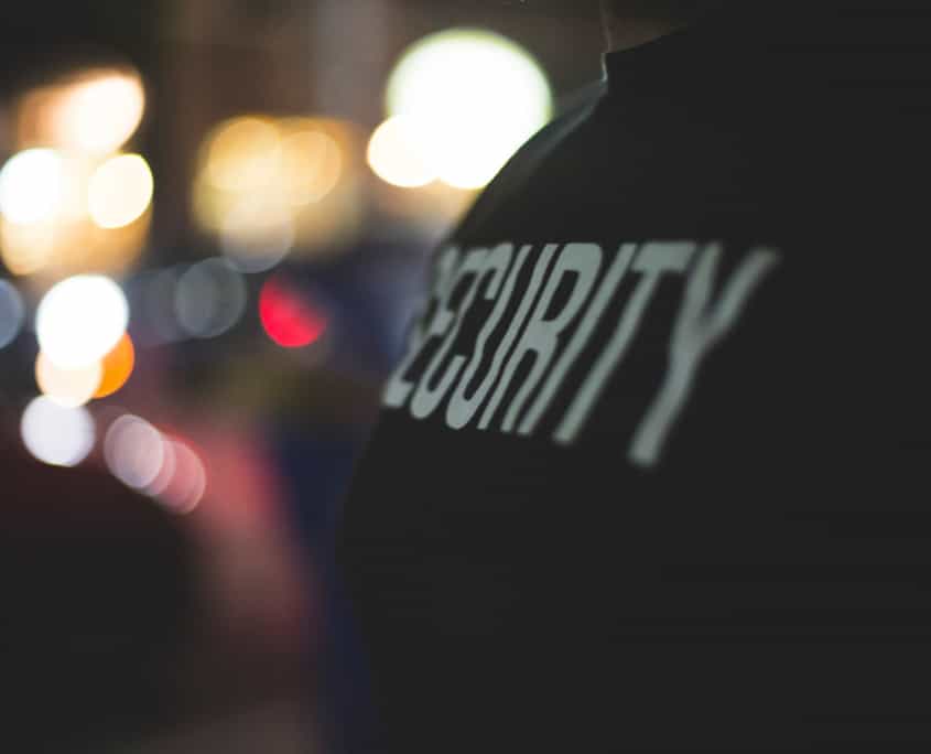 Close-up billede af vagt hvor der står security på brystet