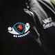 Close-up billede af BS Securitys logo på trøje