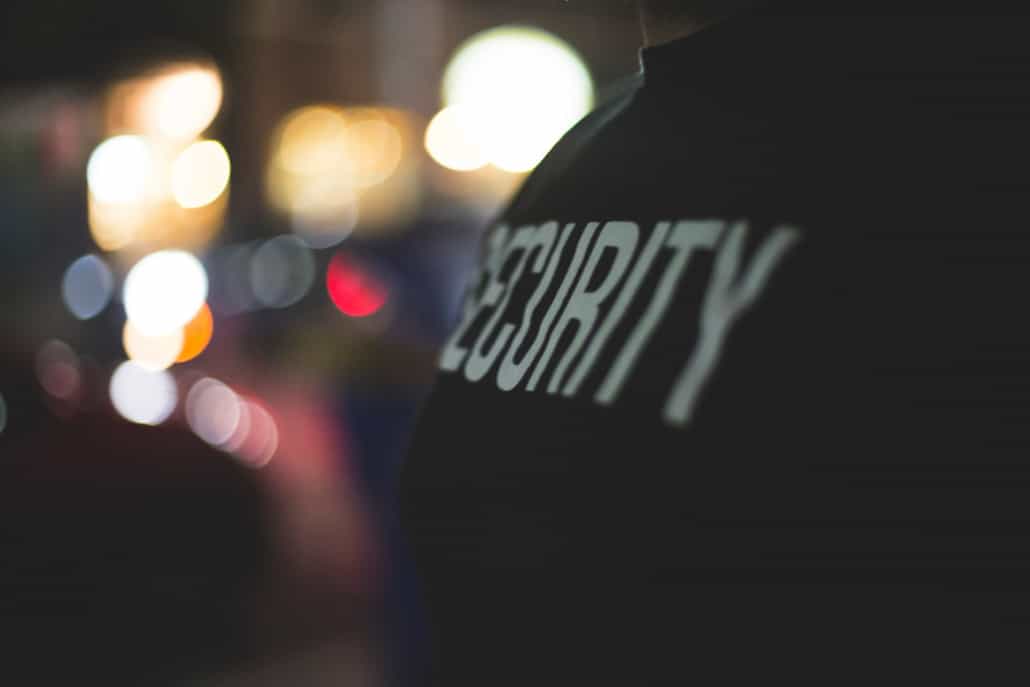 Close-up billede af vagt hvor der står security på brystet